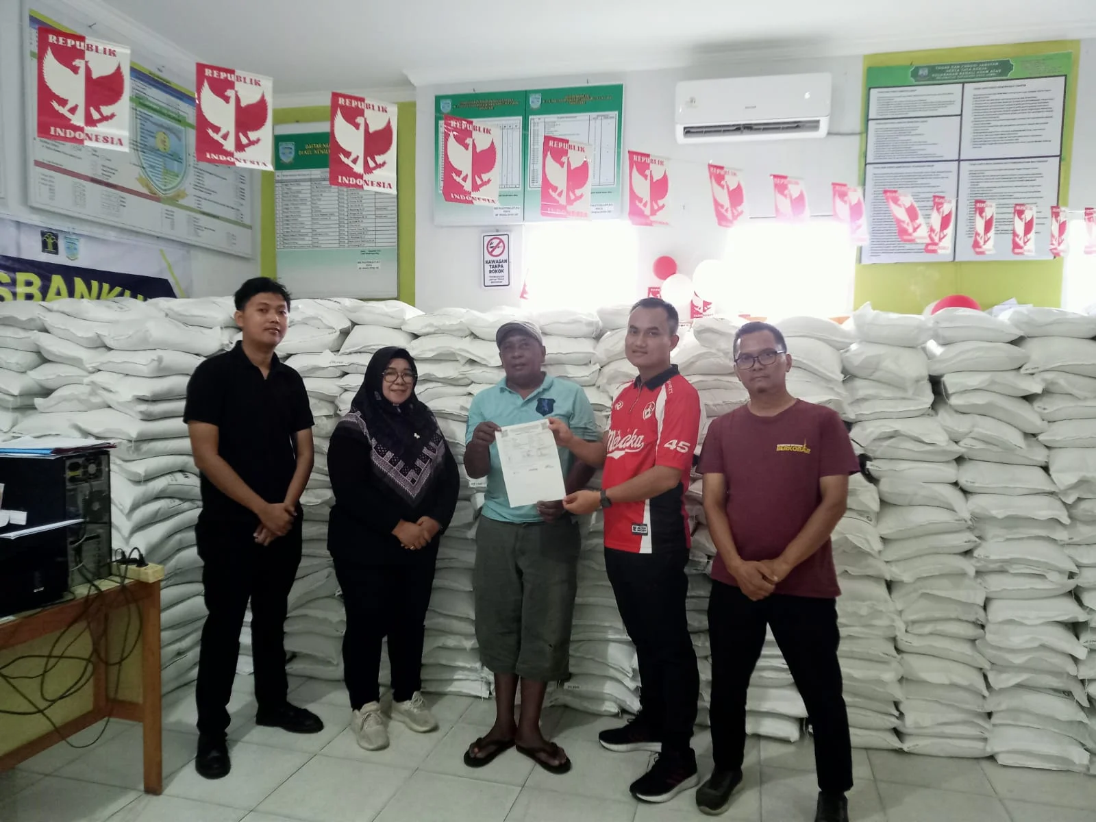 Penyaluran Bantuan Pangan bagi Masyarakat di Sejumlah Kelurahan Kecamatan Kotabaru